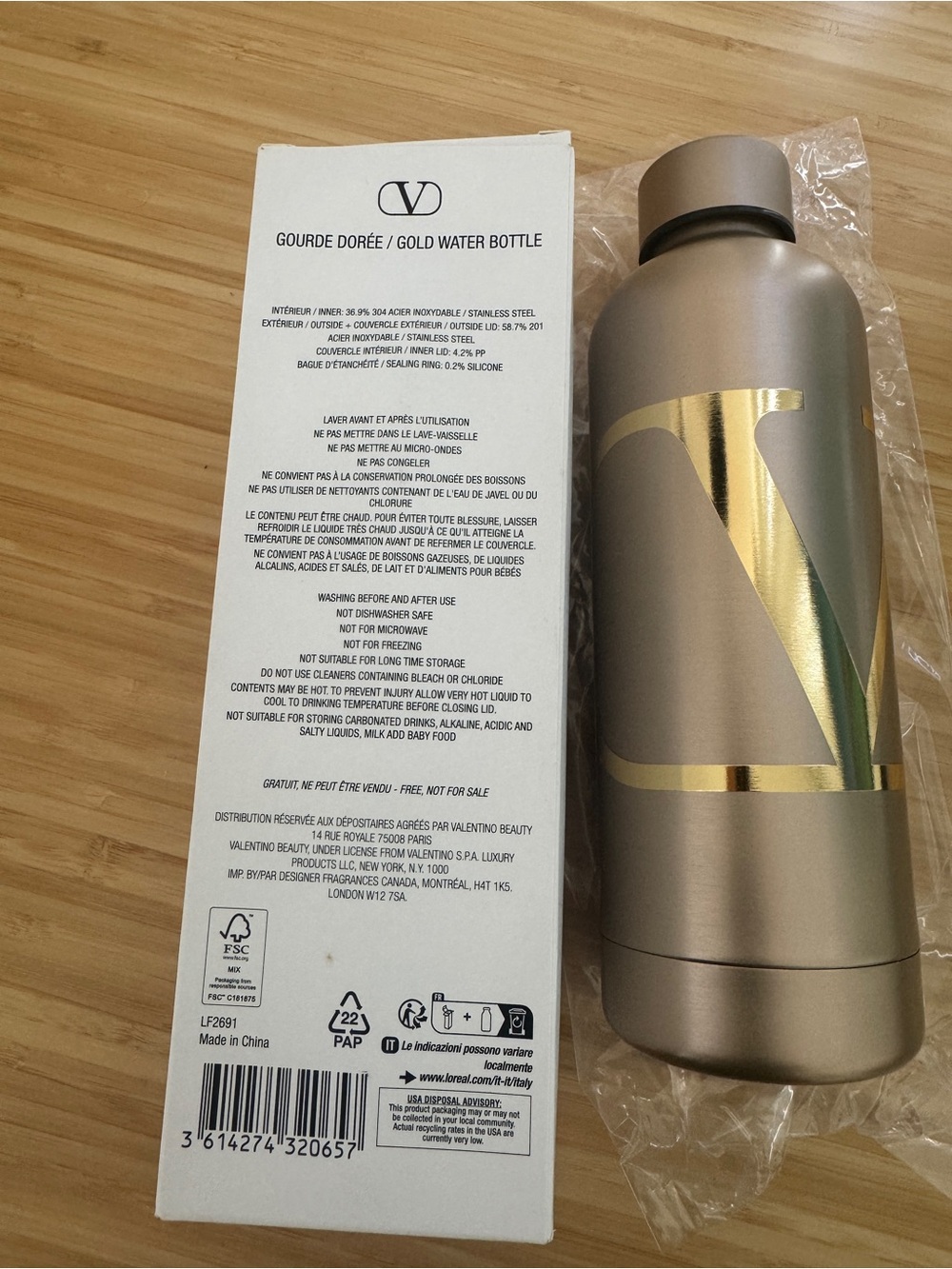 NEW Valentino V GOLD Limited Edition Gold Water Bottle 17oz /500ml - Picture 5 of 6